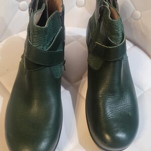 NWOT Alegria Green Leather Ankle Boots